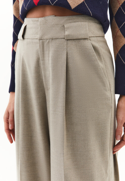 Wide-Leg Pantolon ve Jakarlı Kazak Kombini