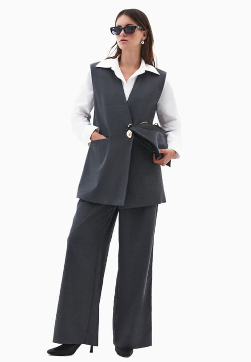 V Yaka Yelek ve Wide-Leg Pantolon Kombini