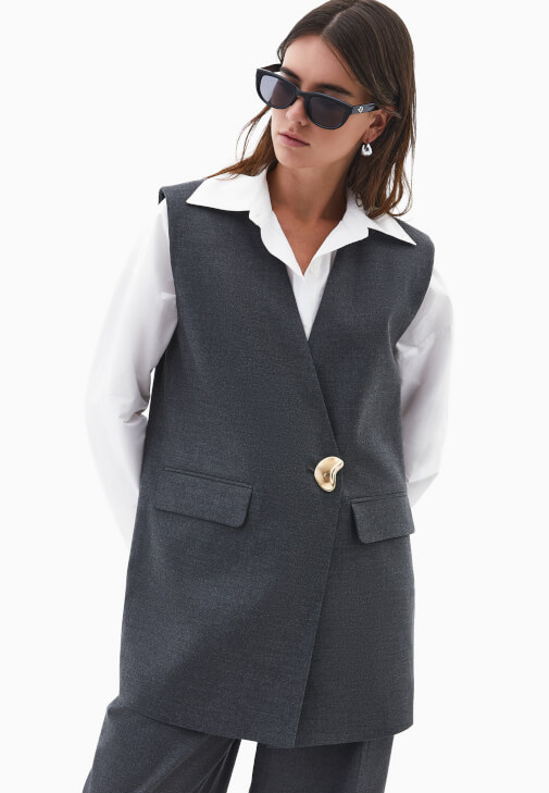 V Yaka Yelek ve Wide-Leg Pantolon Kombini