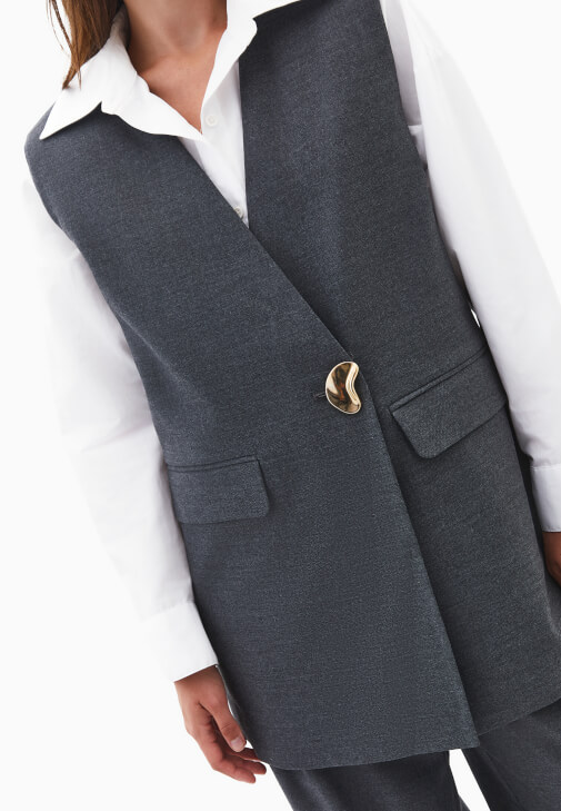 V Yaka Yelek ve Wide-Leg Pantolon Kombini