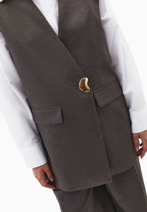 V Yaka Yelek ve Yüksek Bel Pantolon Kombini