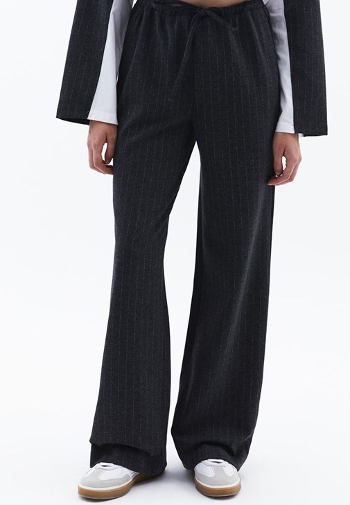 Straight-Fit Pantolon ve Çizgili Tişört Kombini