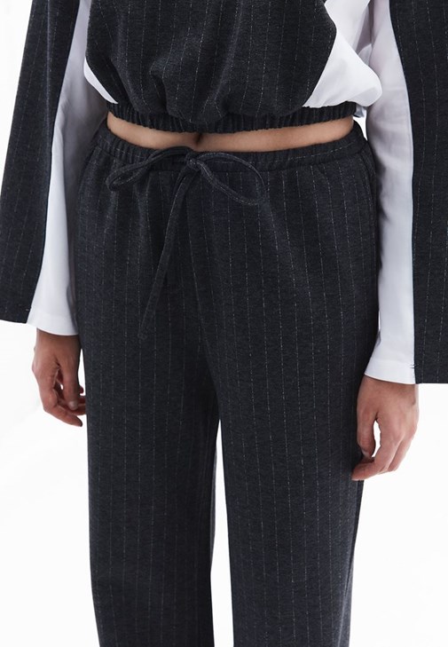 Straight-Fit Pantolon ve Çizgili Tişört Kombini