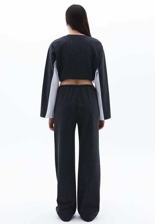 Straight-Fit Pantolon ve Çizgili Tişört Kombini