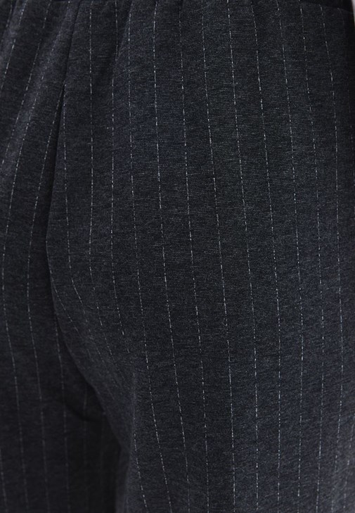 Straight-Fit Pantolon ve Çizgili Tişört Kombini