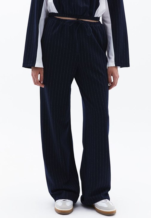 Çizgili Pantolon ve Crop Tişört Kombini