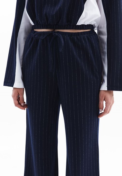 Çizgili Pantolon ve Crop Tişört Kombini