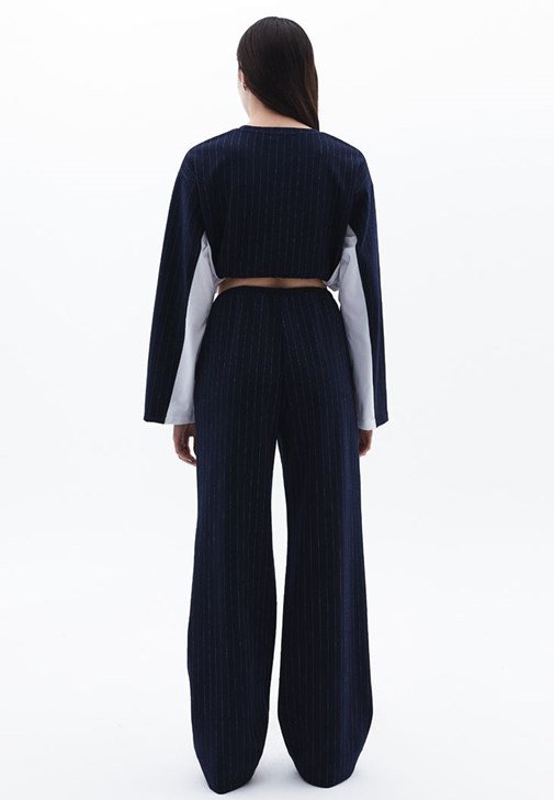 Çizgili Pantolon ve Crop Tişört Kombini