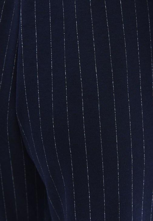 Çizgili Pantolon ve Crop Tişört Kombini