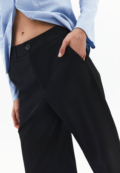 Straight-Fit Kumaş Pantolon ve Ajurlu Atlet Kombini