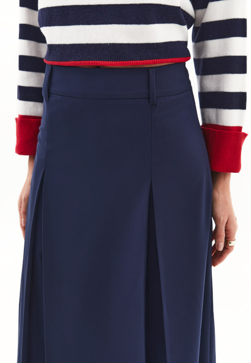 Uzun Etek ve Çizgili Kazak Kombini