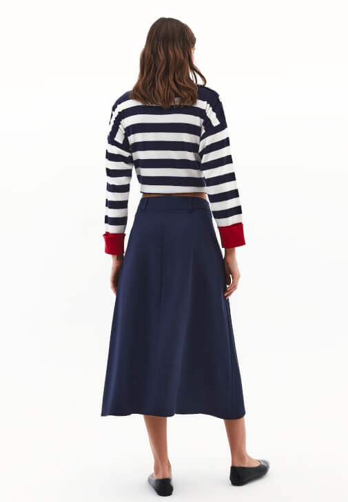 Uzun Etek ve Çizgili Kazak Kombini