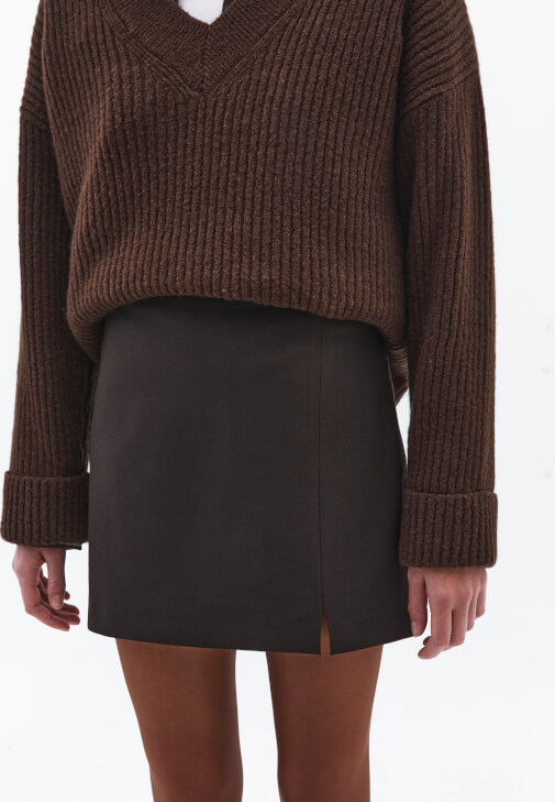 Mini Şort Etek ve V Yaka Kazak Kombini