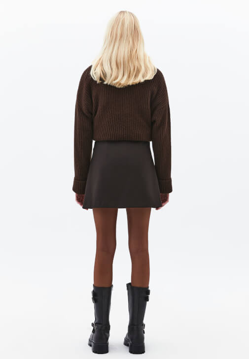 Mini Şort Etek ve V Yaka Kazak Kombini