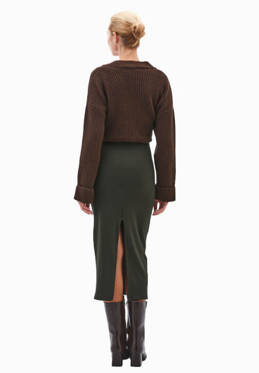 Yırtmaçlı Etek ve V Yaka Kazak Kombini