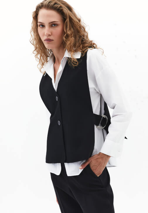 Toka Detaylı Yelek ve Pantolon Kombini