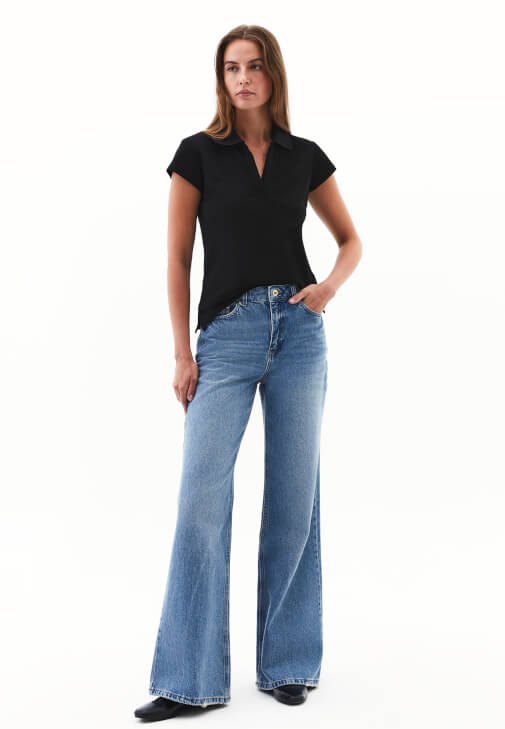 Polo Yaka Tişört ve Bol Paça Denim Kombini