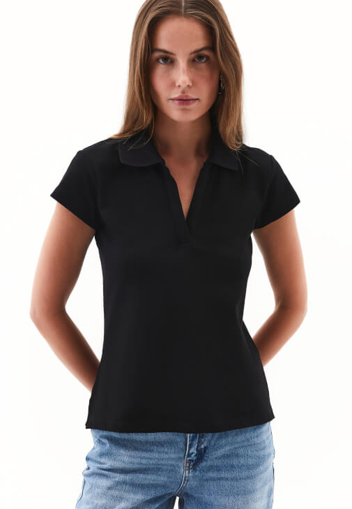 Polo Yaka Tişört ve Bol Paça Denim Kombini