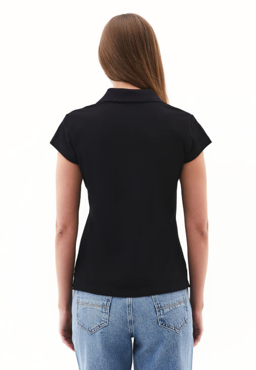 Polo Yaka Tişört ve Bol Paça Denim Kombini