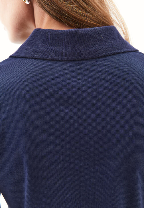 Polo Yaka Tişört ve Wide-Leg Denim Kombini