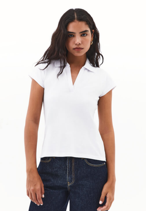 Polo Yaka Tişört ve Yüksek Bel Denim Kombini