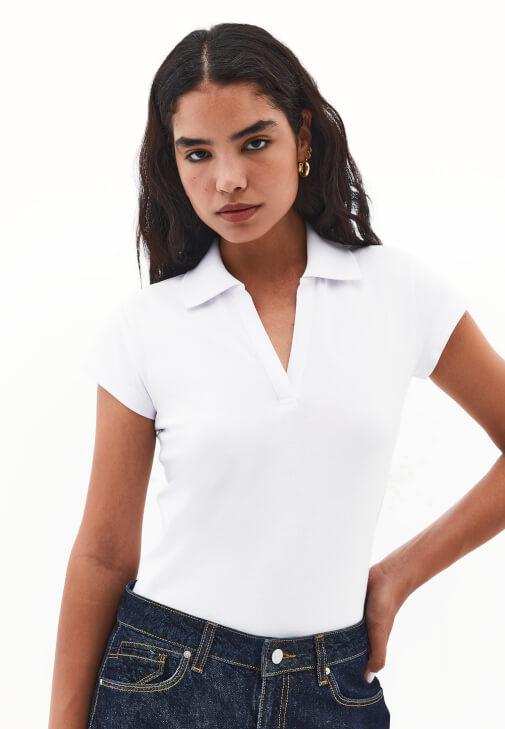 Polo Yaka Tişört ve Yüksek Bel Denim Kombini