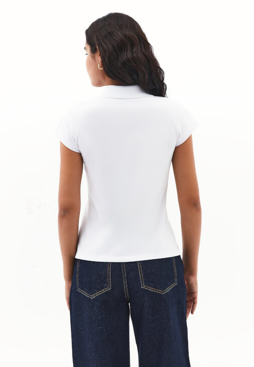 Polo Yaka Tişört ve Yüksek Bel Denim Kombini