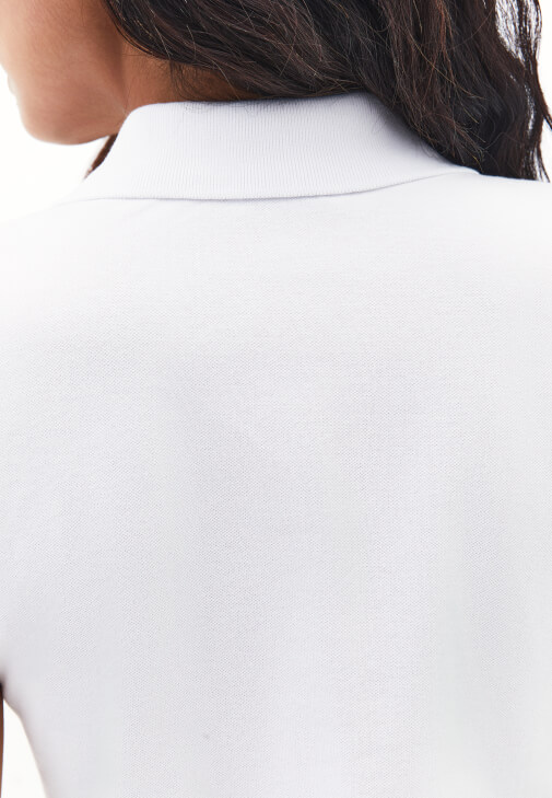 Polo Yaka Tişört ve Yüksek Bel Denim Kombini