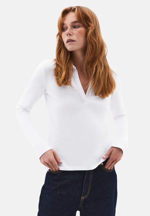 Polo Yaka Tişört ve Düşük Bel Denim Kombini