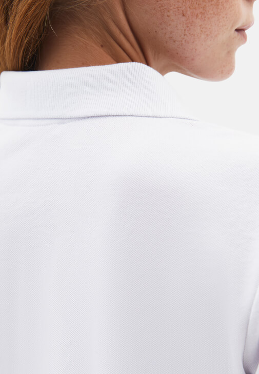 Polo Yaka Tişört ve Düşük Bel Denim Kombini