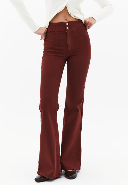 Flare Pantolon ve Çıtçıt Detaylı Tişört Kombini