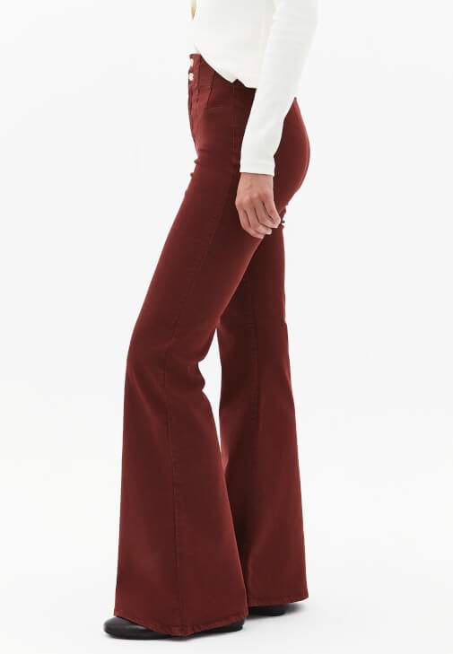 Flare Pantolon ve Çıtçıt Detaylı Tişört Kombini