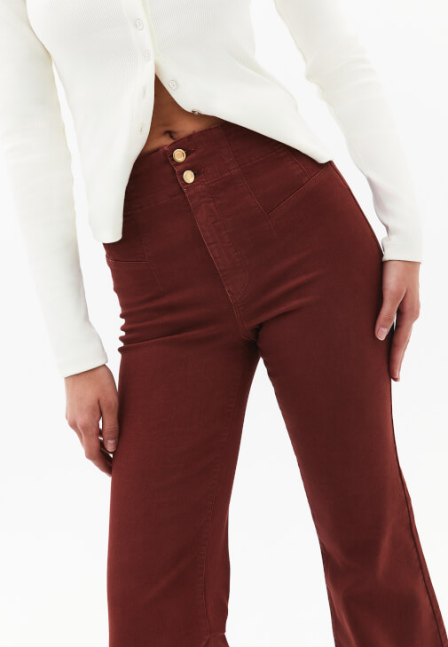 Flare Pantolon ve Çıtçıt Detaylı Tişört Kombini