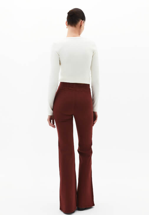 Flare Pantolon ve Çıtçıt Detaylı Tişört Kombini