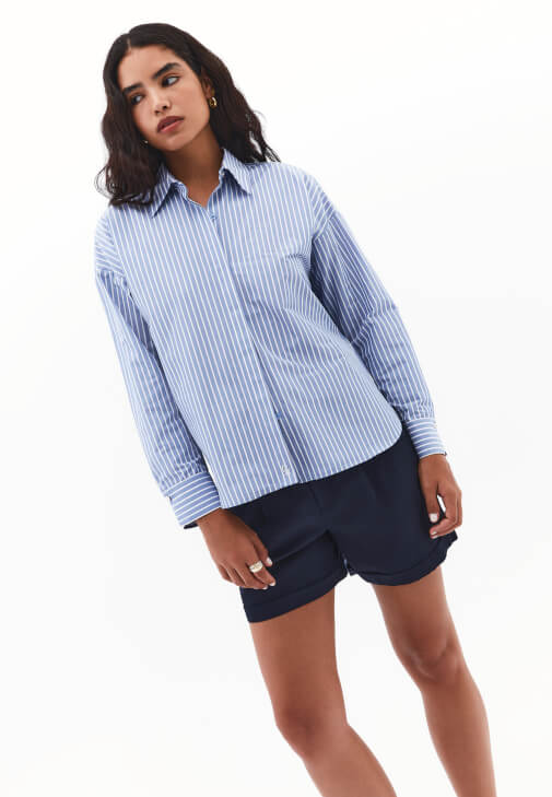 Poplin Gömlek ve Keten Karışımlı Şort Kombini