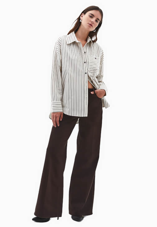 Çizgili Gömlek ve Wide-Leg Denim Kombini