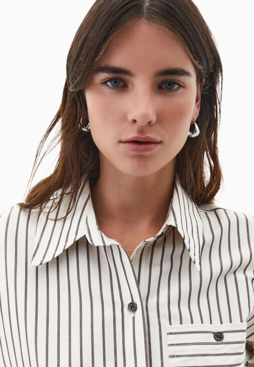 Çizgili Gömlek ve Wide-Leg Denim Kombini