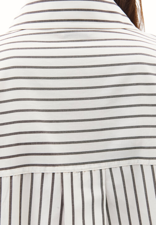 Çizgili Gömlek ve Wide-Leg Denim Kombini