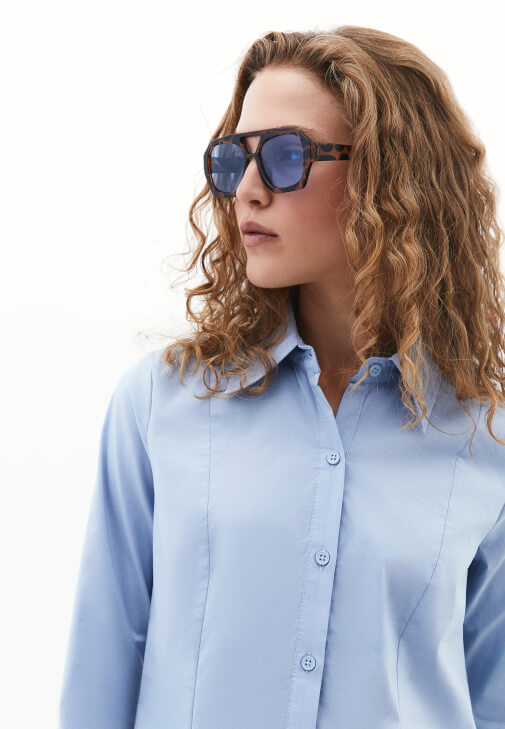 Slim-Fit Gömlek ve Bol Paça Denim Kombini