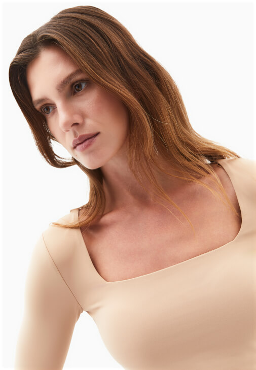 Kare Yaka Tişört ve Denim Pantolon Kombini