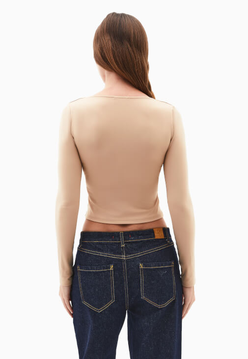 Kare Yaka Tişört ve Denim Pantolon Kombini