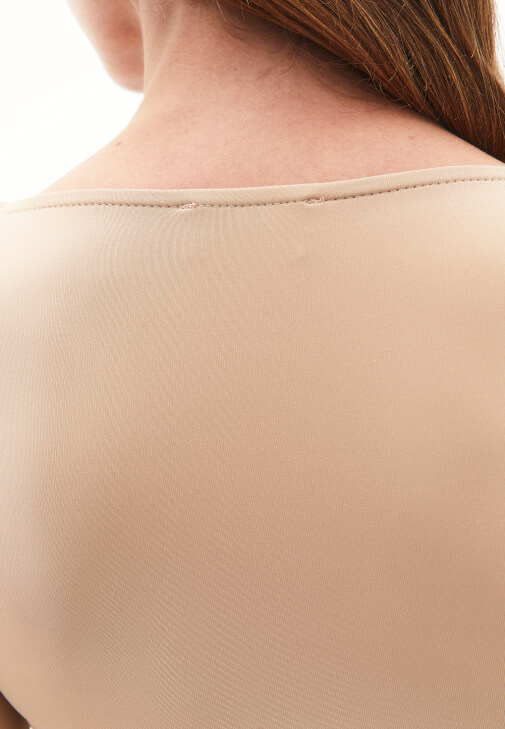 Kare Yaka Tişört ve Denim Pantolon Kombini