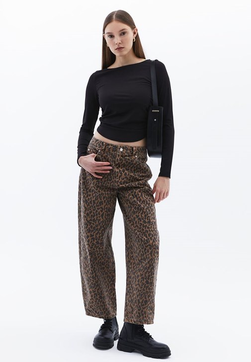 Büzgülü Kayık Yaka Tişört ve Barrel-Fit Pantolon Kombini