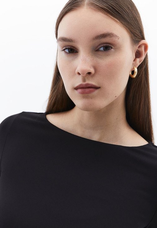 Büzgülü Kayık Yaka Tişört ve Barrel-Fit Pantolon Kombini