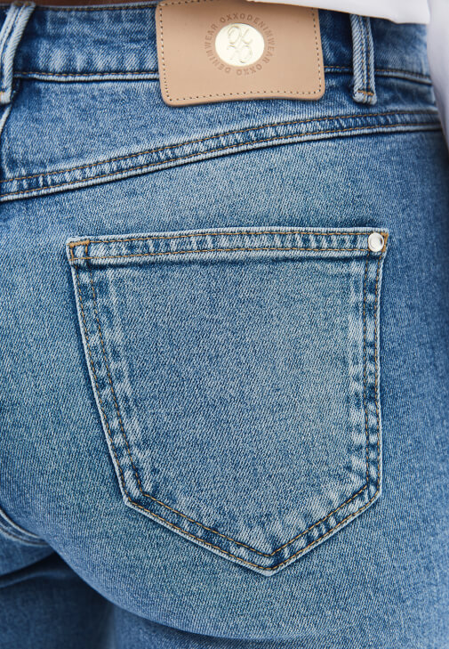 Straight-Fit Pantolon ve Pileli Gömlek Kombini