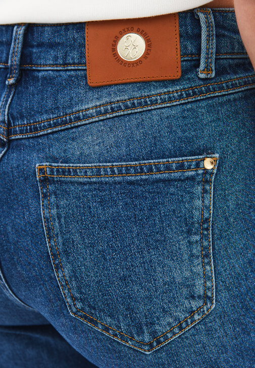 Straight-Fit Pantolon ve Düğmeli Atlet Kombini