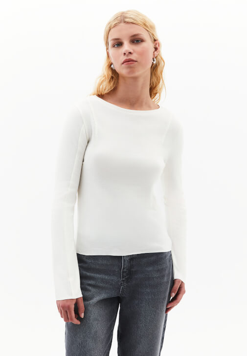 Bot Yaka Pamuklu Tişört ve Denim Pantolon Kombini