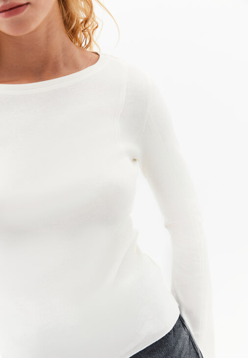 Bot Yaka Pamuklu Tişört ve Denim Pantolon Kombini