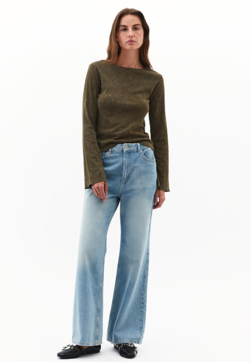 Yıkamalı Tişört ve Denim Pantolon Kombini