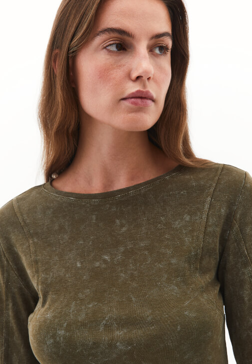 Yıkamalı Tişört ve Denim Pantolon Kombini